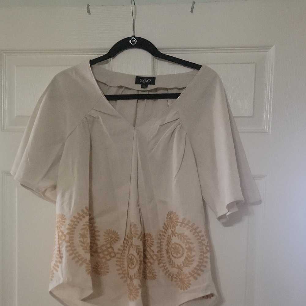 GiGio  Cream Short-Sleeve Embroidered Hem Blouse